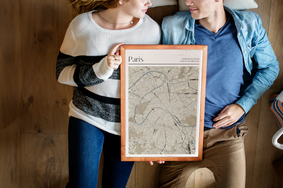 Auf dem Rücken liegendes Liebespaar mit einem gerahmten Stadtplan von Paris im Japandi-Stil